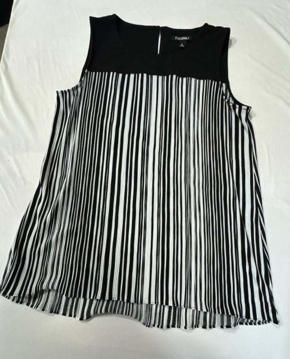 M411 Roz & Ali Sleeveless Pleated Striped Blouse Size M